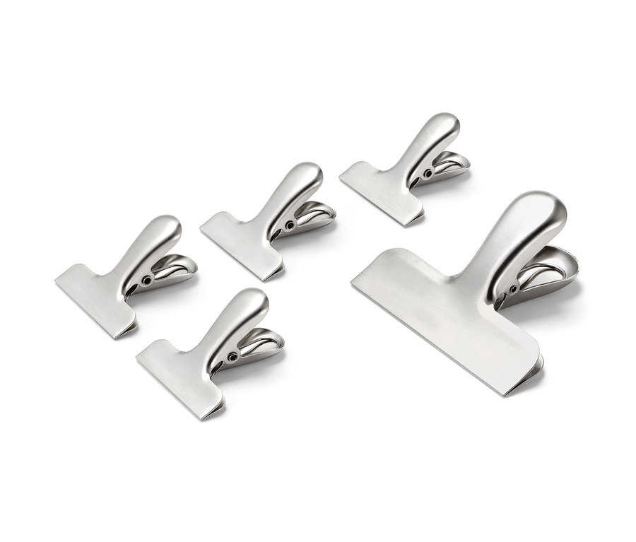 Pět klipsů z ušlechtilé oceli pro zachování aroma na bílém pozadí.