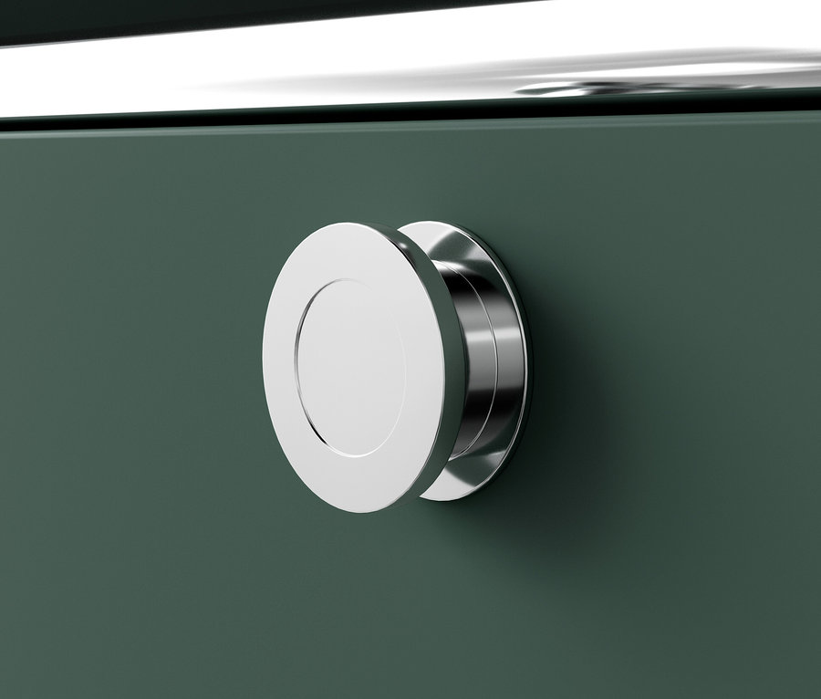 Detail olivově zelené kovové komody »CN3« s kruhovou stříbrnou úchytkou.