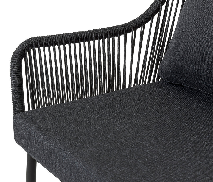 Detail rohové sedací soupravy s textilním výpletem.