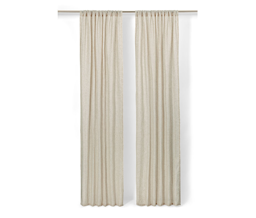 Dva béžové závěsy.