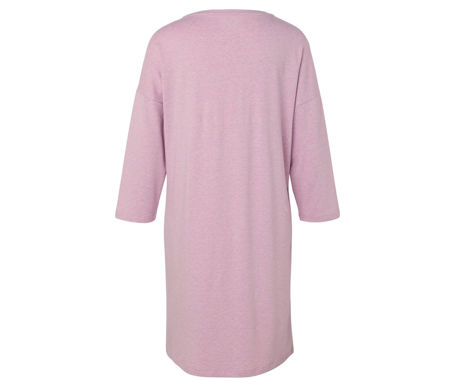 Zadní pohled na světle fialové tričkové šaty s tříčtvrtečními rukávy.