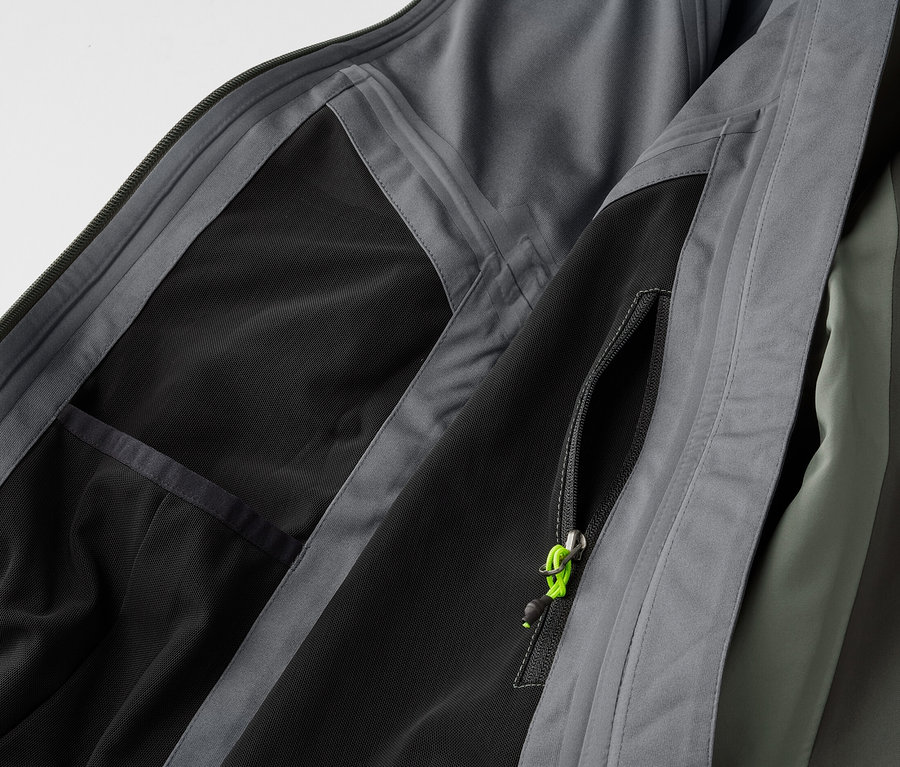 Detail třívrstvé outdoorové bundy.