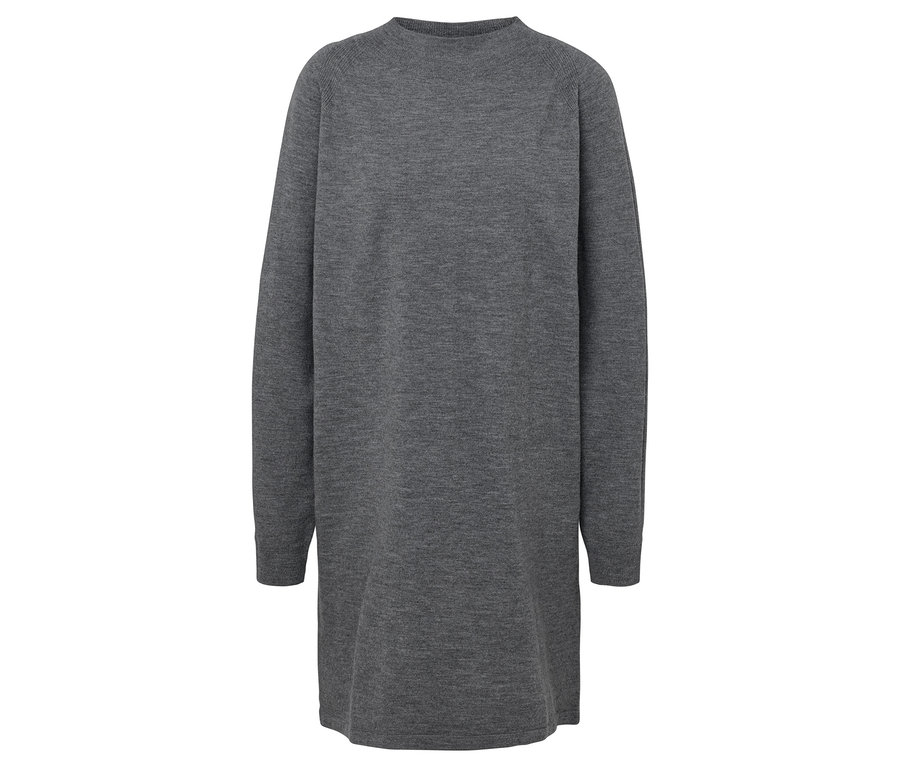 Šedé pletené šaty s dlouhým rukávem.
