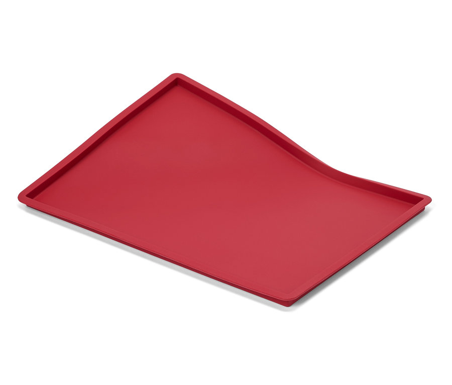 Červená podložka na bílém pozadí.