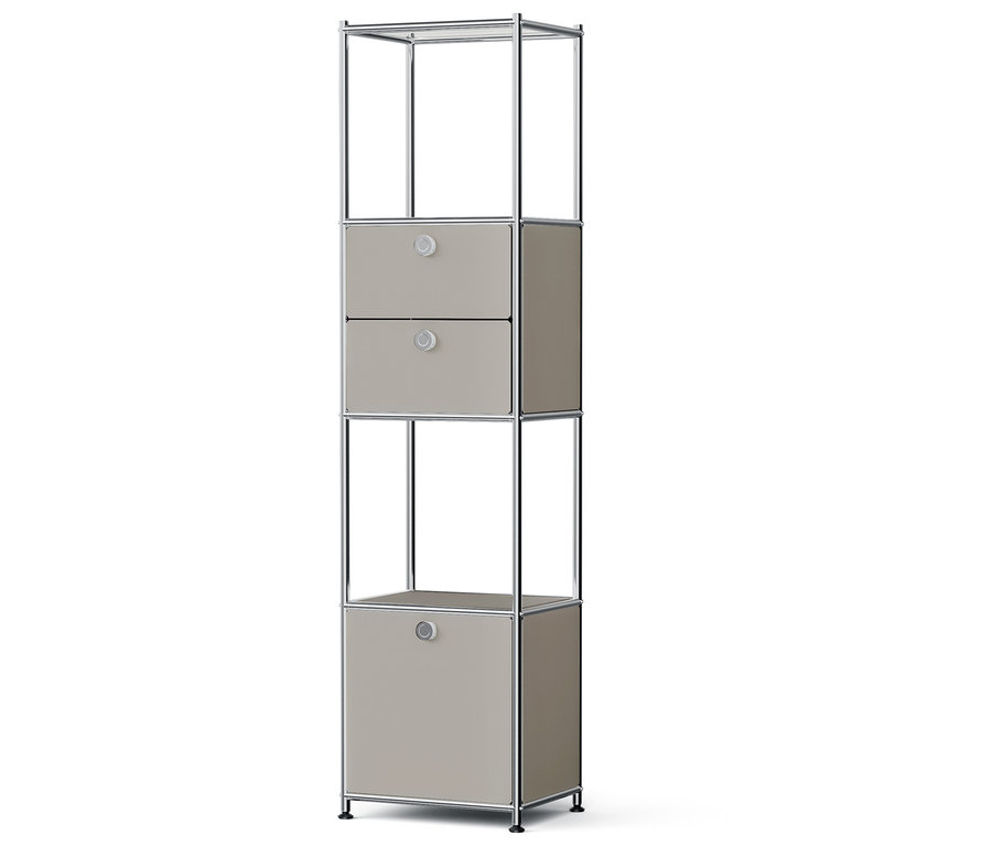 Úzká police s kovovým rámem a třemi béžovými boxy.