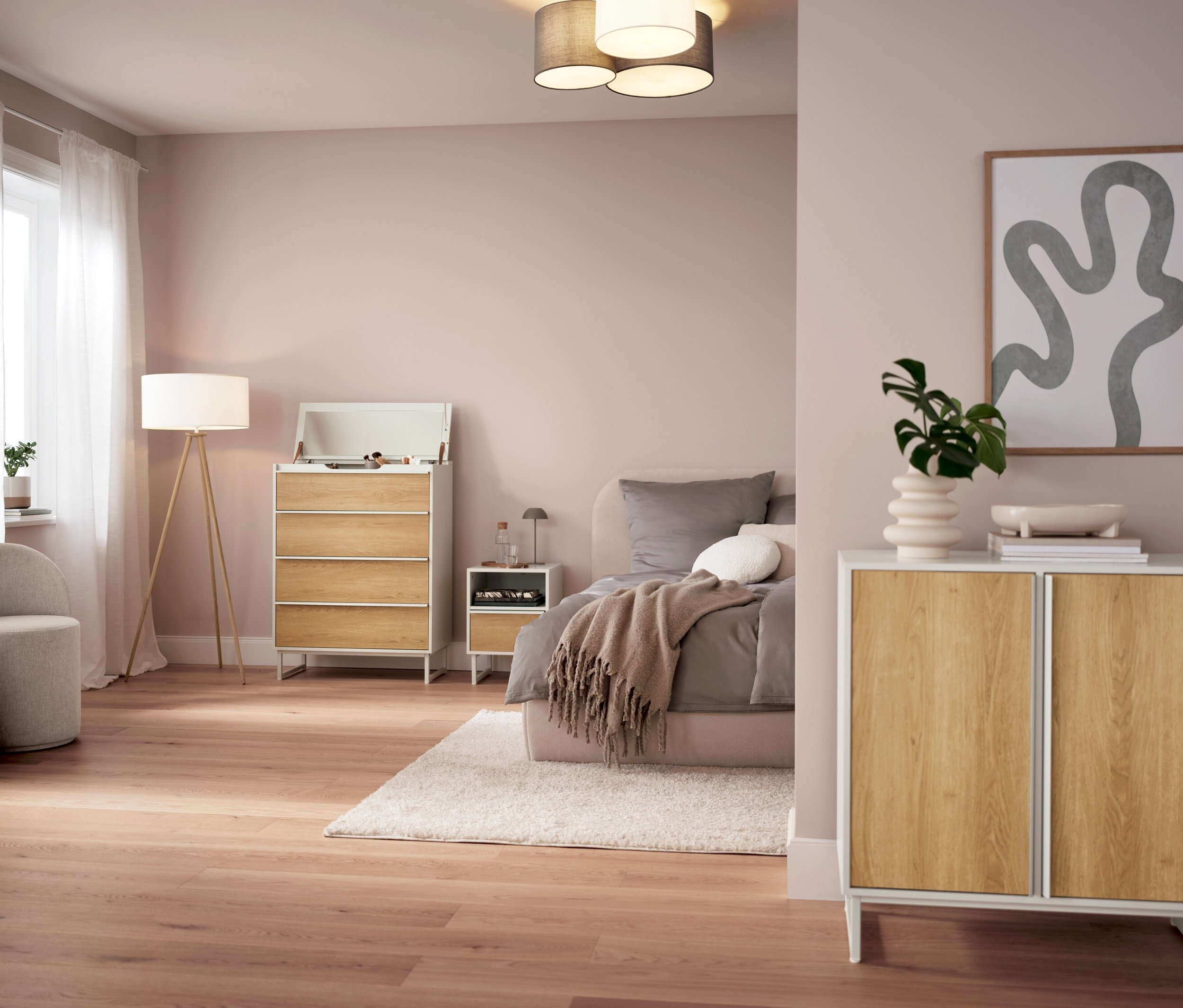 Ložnice s šedou LED stolní lampou na baterie na nočním stolku.