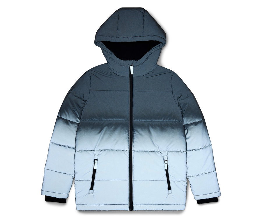 Šedá péřová bunda s kapucí s postupným přechodem od tmavě šedé nahoře do světle šedé dole.