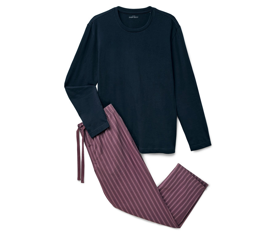 Modré pyžamo s dlouhým rukávem a fialové pruhované kalhoty leží na bílém pozadí.