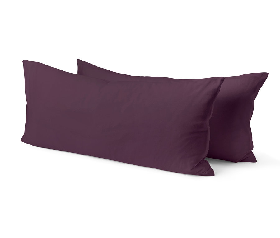 Dva fialové polštáře leží na bílém pozadí.