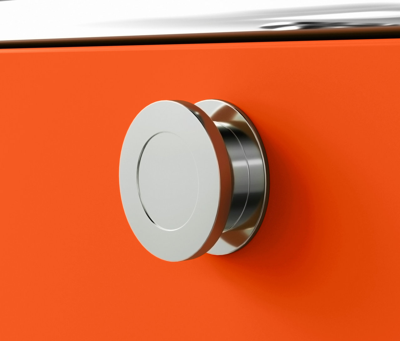 Detail oranžového kovového kontejneru na kolečkách »CN3« se 3 zásuvkami a stříbrnou rukojetí.