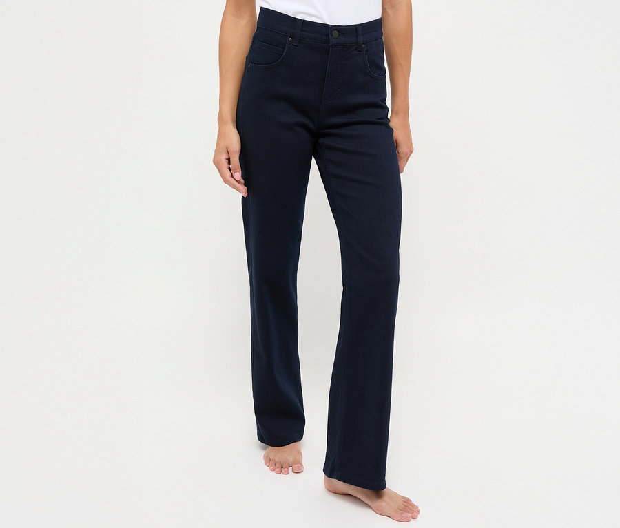 Žena stojící na bílém pozadí má na sobě tmavě modré džíny Angels »Lara« rovného střihu.