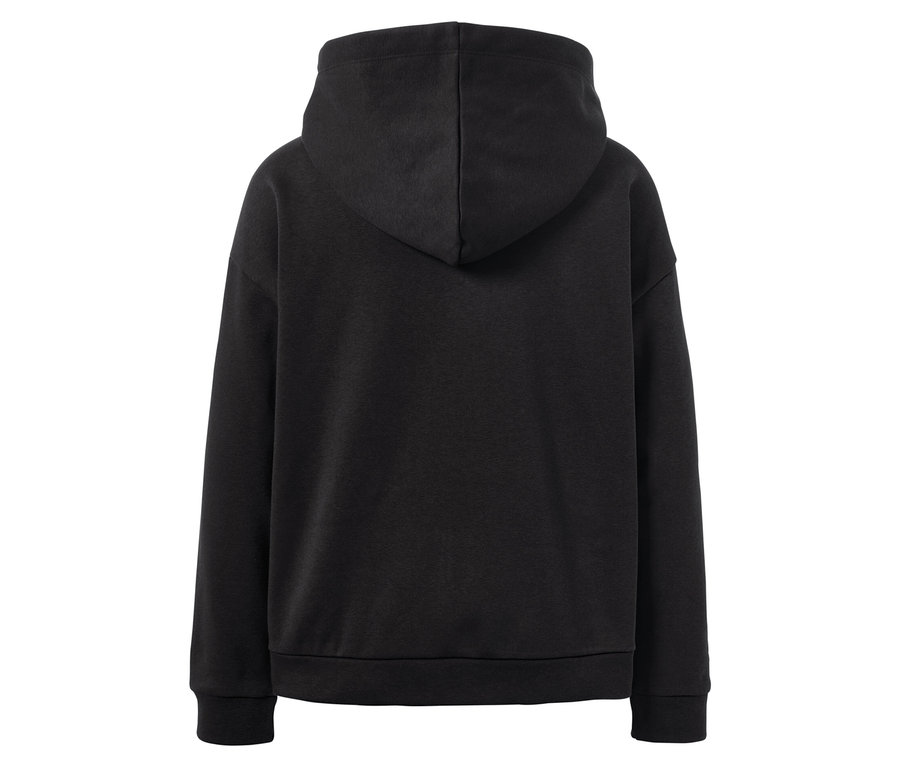 Zadní pohled na černou mikinu s kapucí.