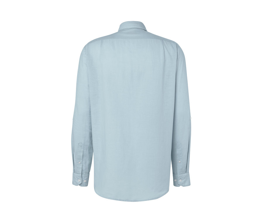 Světle modrá košile s lnem zezadu.