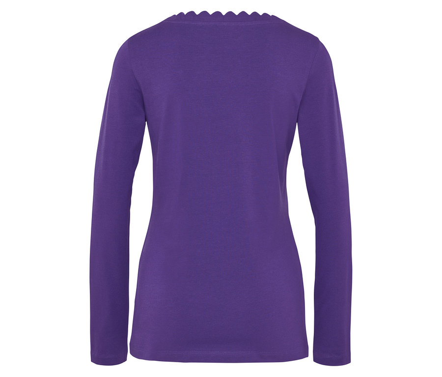 Fialové tričko s dlouhým rukávem a ozdobným výstřihem zezadu.
