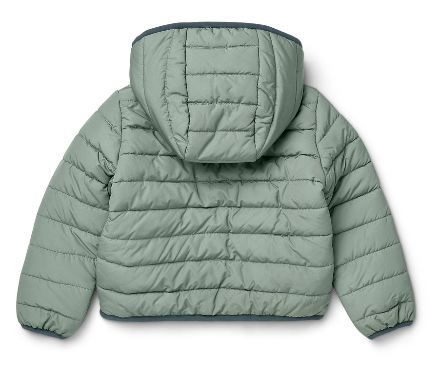 Zadní strana světle zelené prošívané bundy s kapucí.