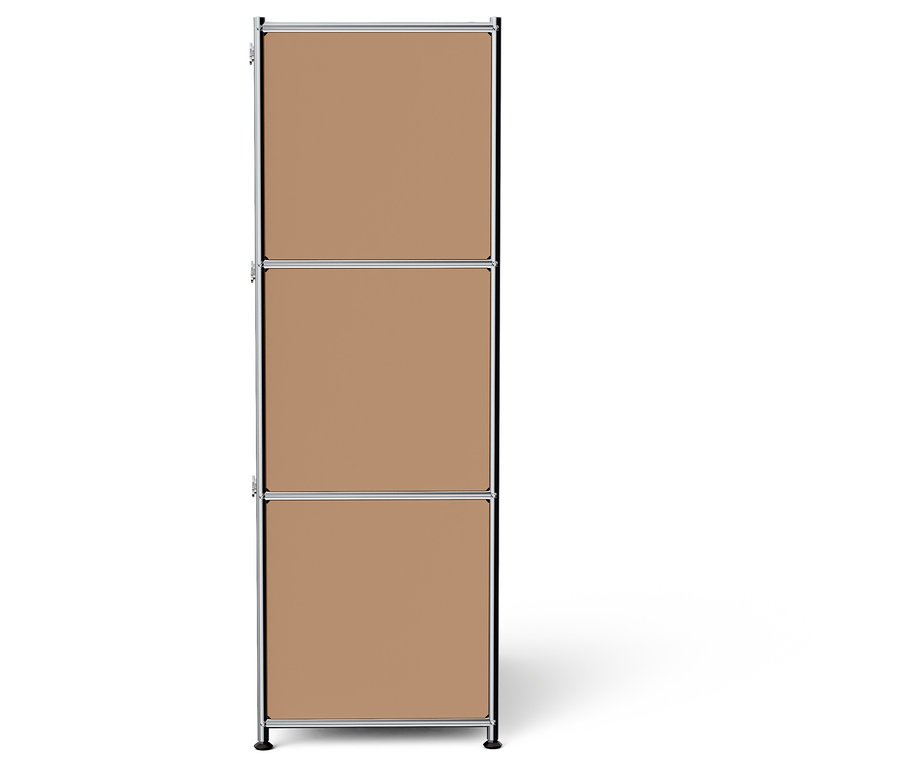 Třípatrová police s hnědými panely a stříbrným rámem na bílém pozadí.