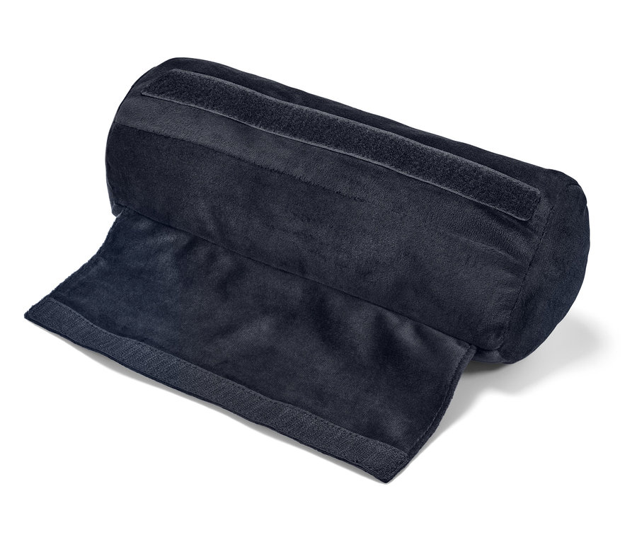 Černý válcový polštář s rozepnutým suchým zipem.