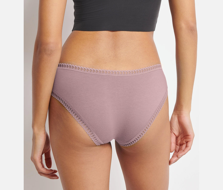 Zblízka zezadu na ženu v černém topu a vícebarevných kalhotkách Sloggi GO Crush Hipster C3P.