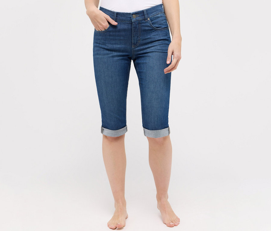 Osoba nosí džíny Angels »Capri Turn-Up«, Slim Fit, modré.