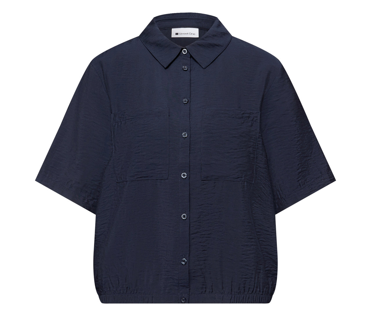 Detailní záběr na tmavě modrou košilovou halenku Street One s krátkými rukávy a dvěma náprsními kapsami.