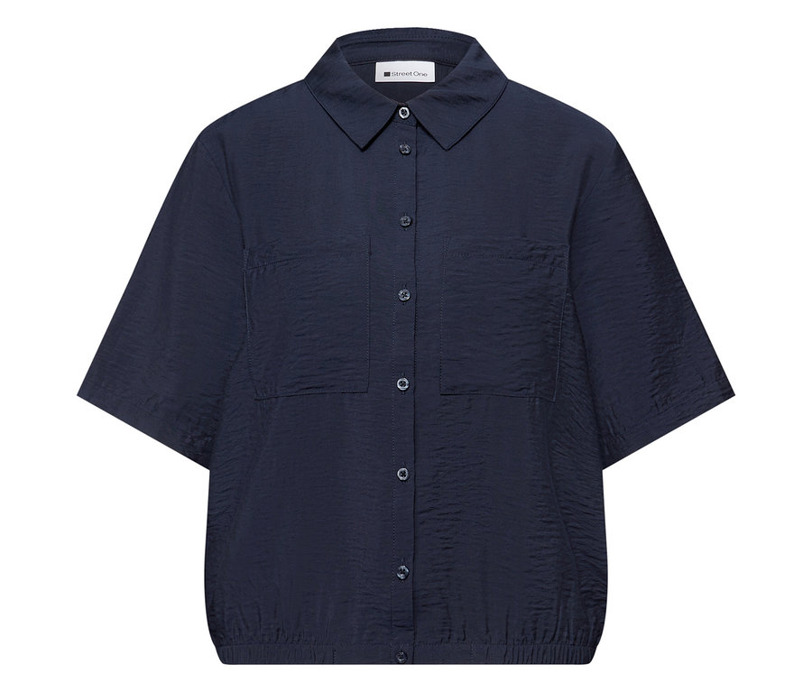 Detailní záběr na tmavě modrou košilovou halenku Street One s krátkými rukávy a dvěma náprsními kapsami.