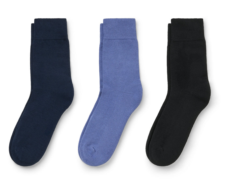 Tři ponožky v námořnické modré, fialové a černé barvě leží na bílém pozadí.