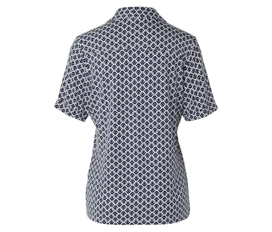 Pohled zezadu na blůzu s krátkým rukávem s modrobílým vzorem.