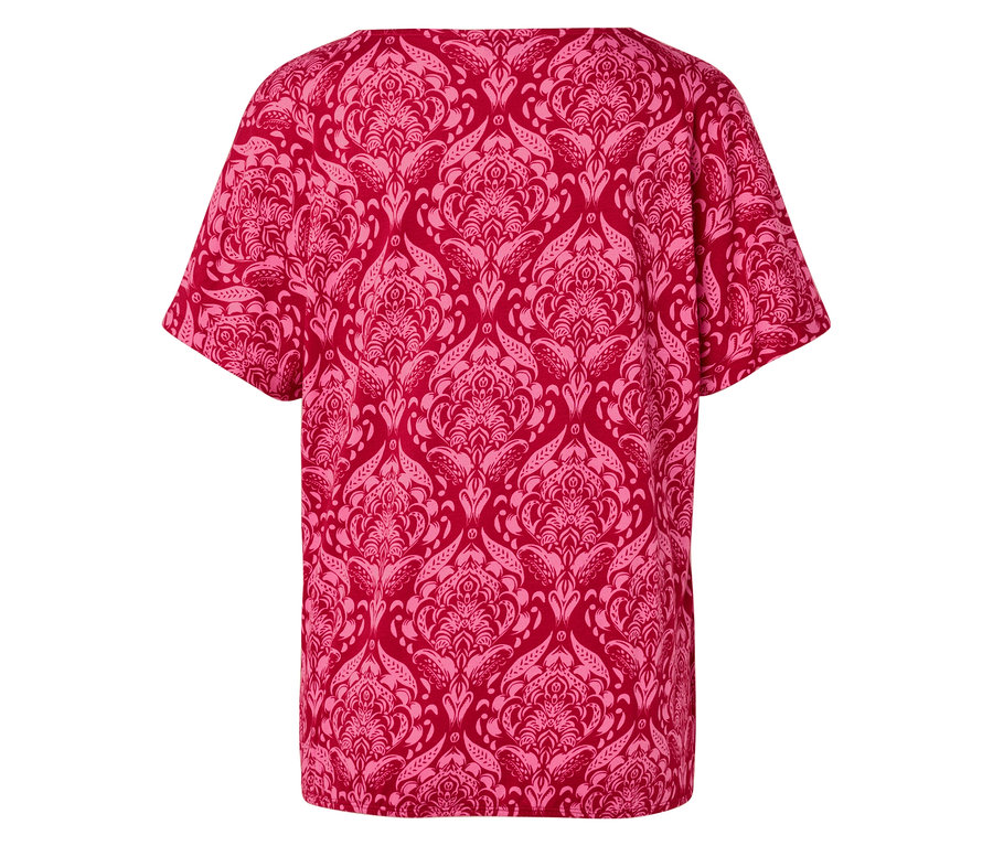 Pohled zezadu na červené tričko s růžovým damaškovým vzorem.