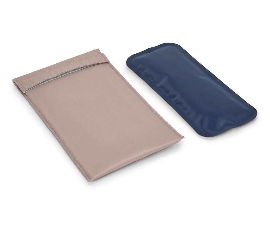 Béžová obálka a modrý chladicí polštářek leží na bílém pozadí.