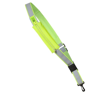 Neonově žlutý běžecký pás s kapsou na zip, reflexními proužky, symbolem napájení a černým háčkem, umístěný diagonálně na bílém pozadí.