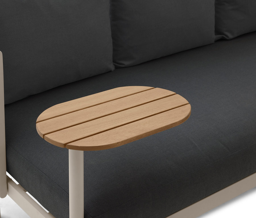 Detailní pohled na zahradní pohovku se dvěma otočnými stolky.