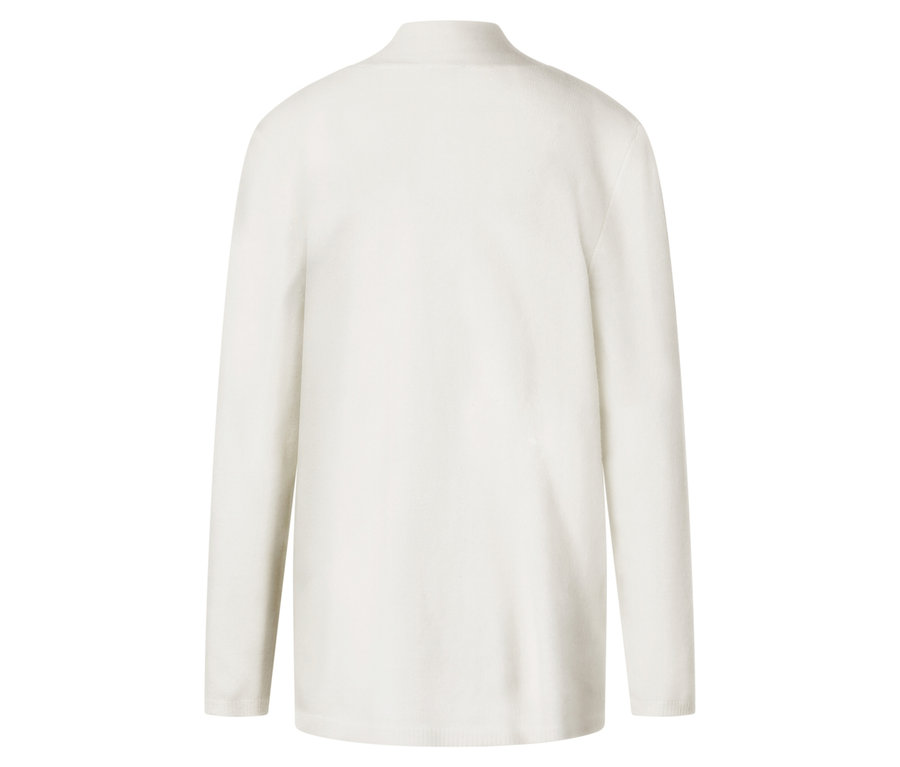 Pohled zezadu na dlouhý bílý kardigan.