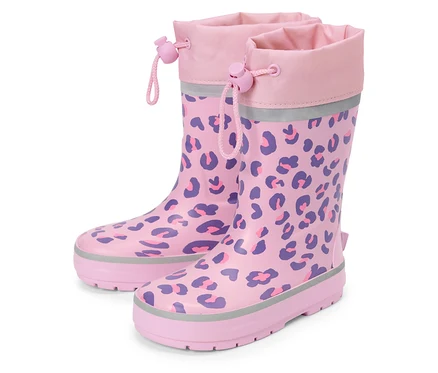 Pár růžových dětských holínek s fialovým leopardím vzorem.