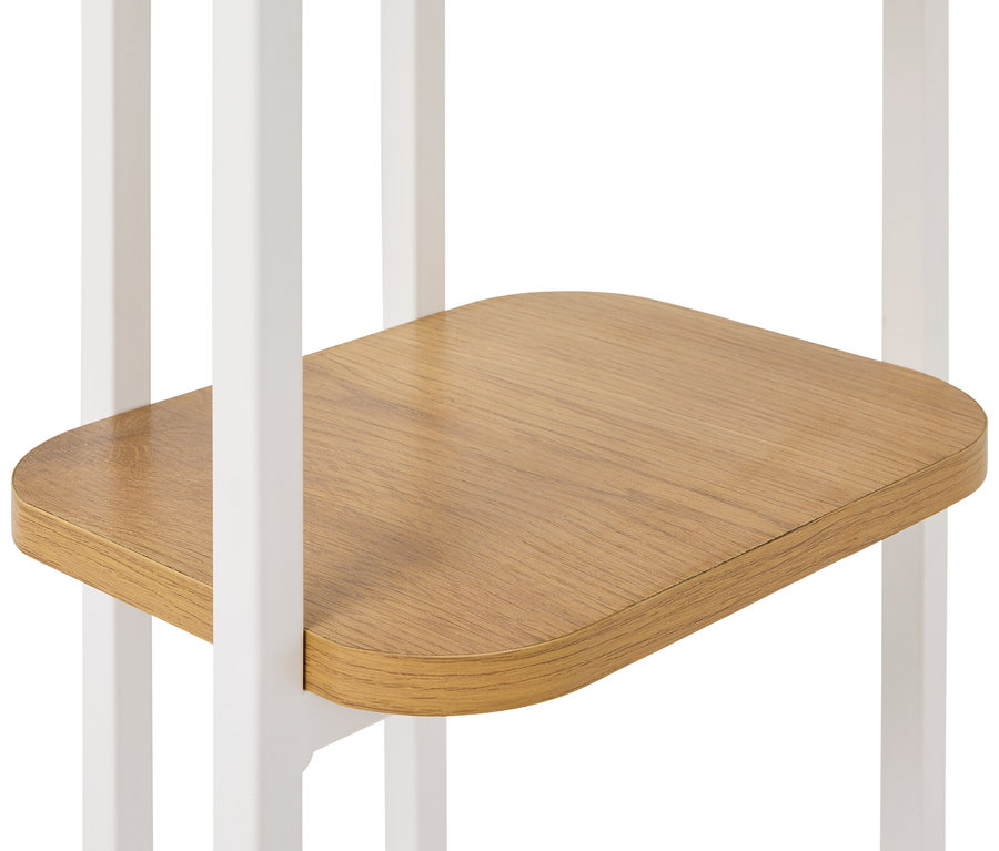 Detailní záběr police s dřevěnou deskou a bílým rámem.