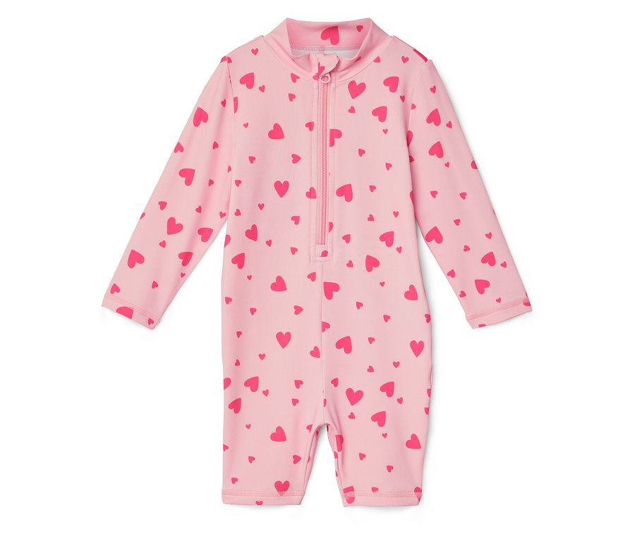 Světle růžové plavky s dlouhými rukávy a zipem po celé délce jsou potištěny červenými srdíčky.