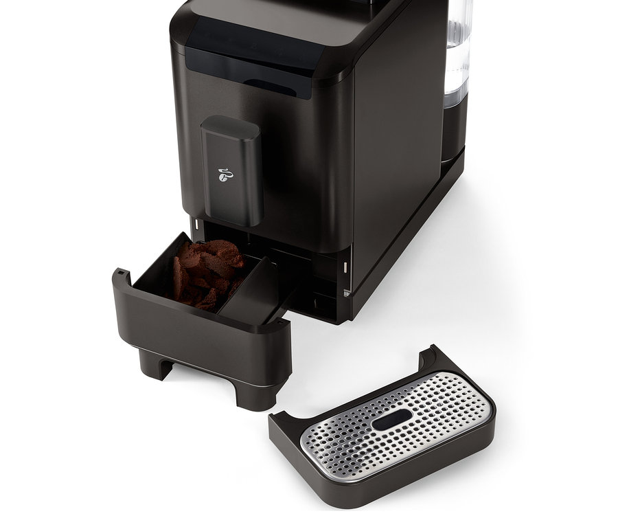 Detail plnoautomatického kávovaru »Esperto2 Caffè« v barvě granite black s vysunutou nádobou na kávovou sedlinu a odkapávací miskou.