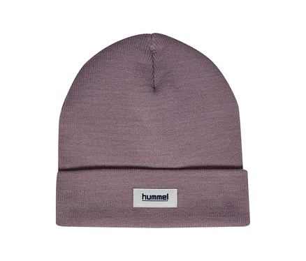 Čepice hummel® »HMLJR Knit Beanie«, fialová. Fialová pletená čepice s ohrnutým okrajem a bílým logem hummel®.