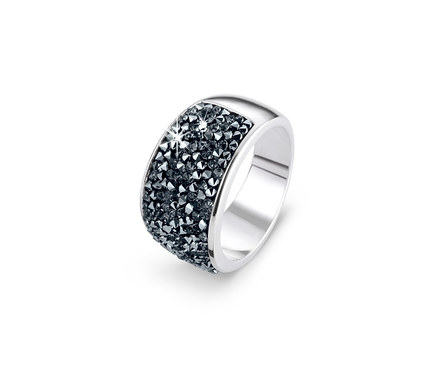 Detail stříbrného prstenu zdobeného kamínky Swarovski®.