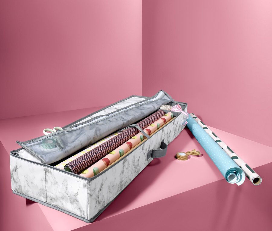 Otevřený úložný box na dárkový papír s mramorovým vzorem, uvnitř role balicího papíru.