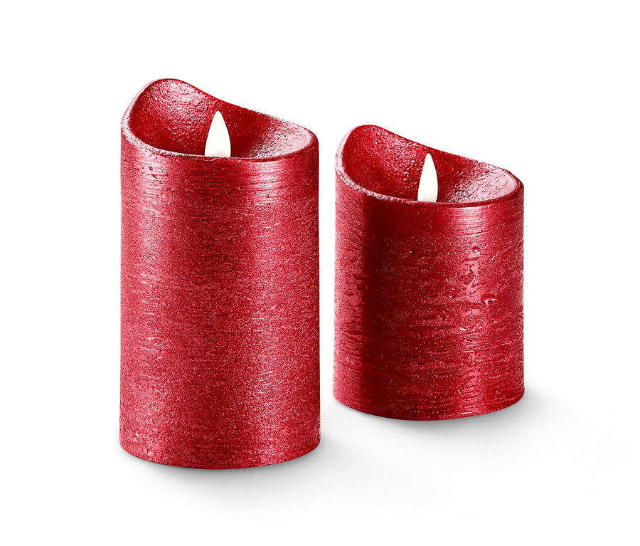 Dvě červené LED svíčky z pravého vosku na bílém pozadí.
