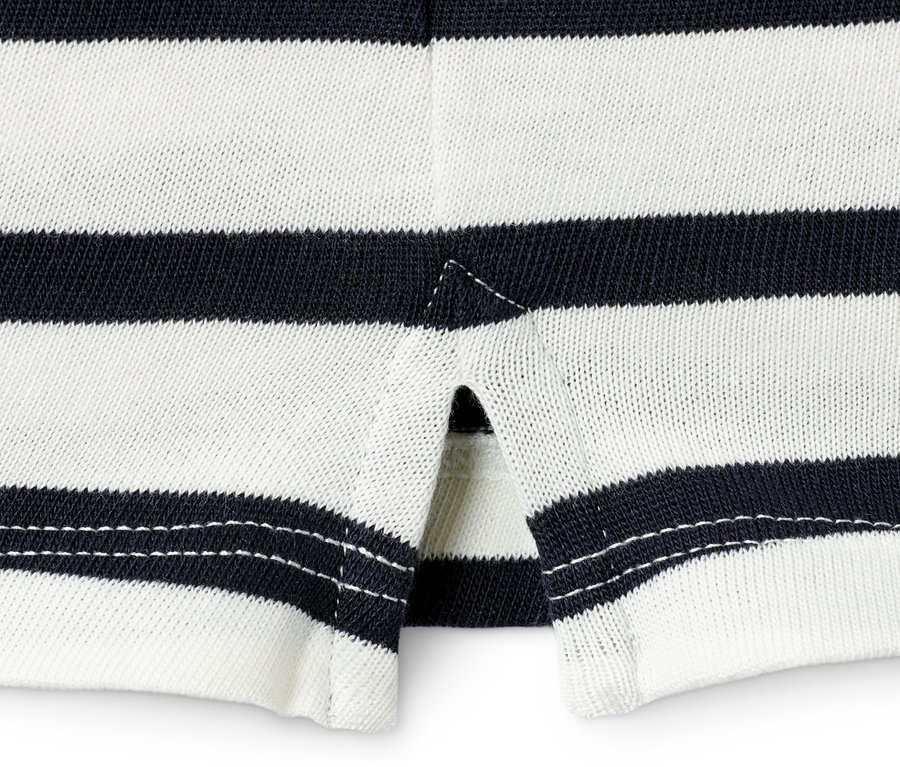 Detail proužkovaného trika s 3/4 rukávem.