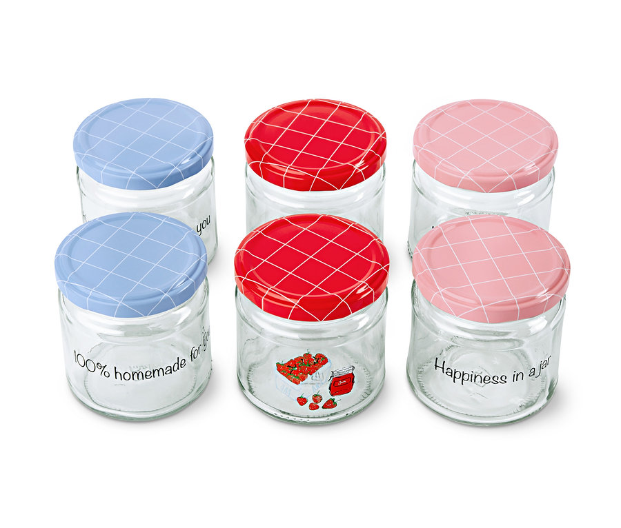 Šest sklenic se šroubovacím uzávěrem s modrým, červeným a růžovým víkem.