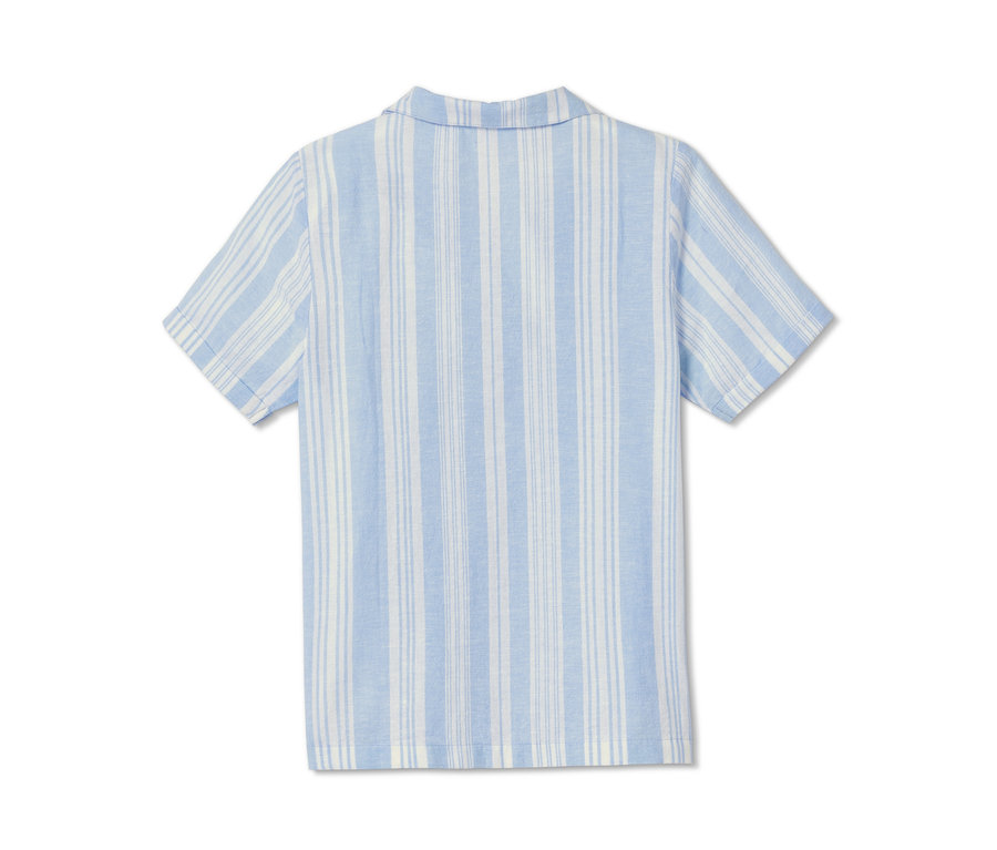 Pohled zezadu na košili s krátkým rukávem z biobavlny s modrými a bílými svislými pruhy.
