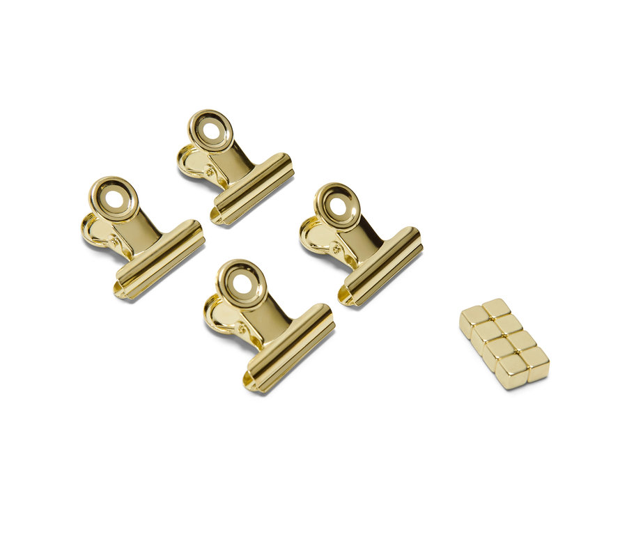 Čtyři zlaté magnetické spony a sada magnetů na bílém pozadí.