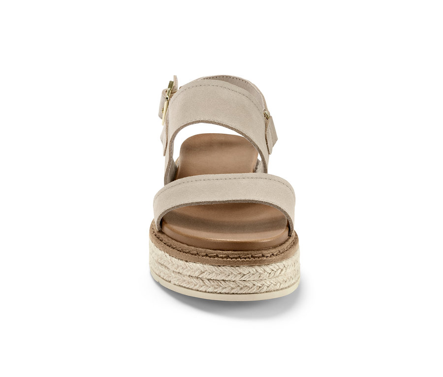 Detail béžové kožené sandály na platformě.