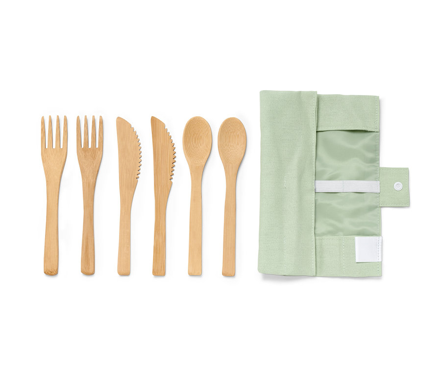 Dva bambusové piknikové příbory, dva nože a dvě lžíce vedle sebe a pouzdro.