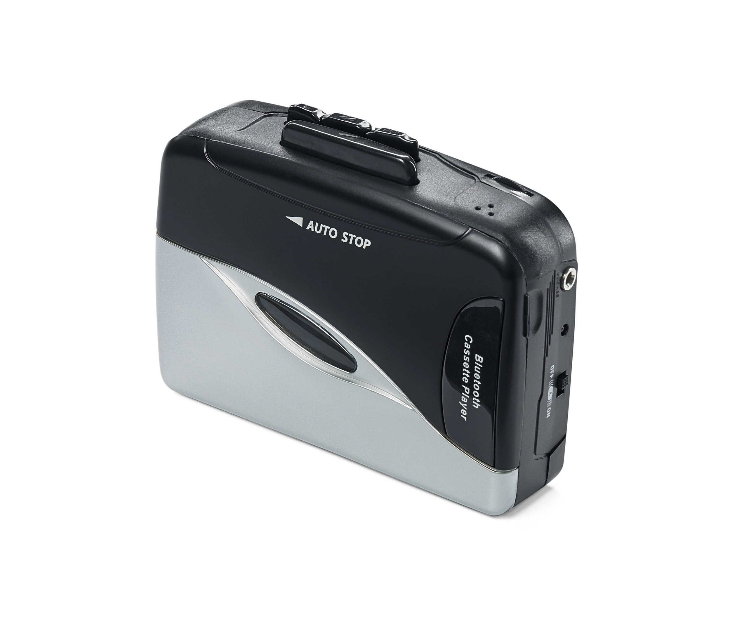 Černo-stříbrný přenosný kazetový přehrávač s Bluetooth® na bílém pozadí.