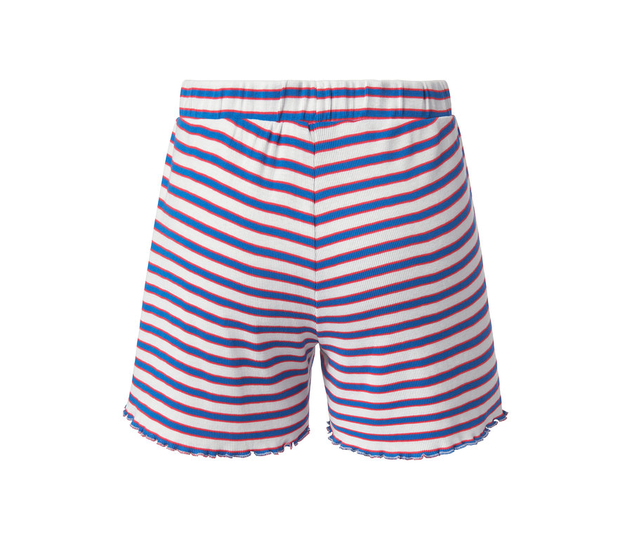Detailní záběr na šortky ze žebrovaného materiálu s modrými a červenými pruhy.