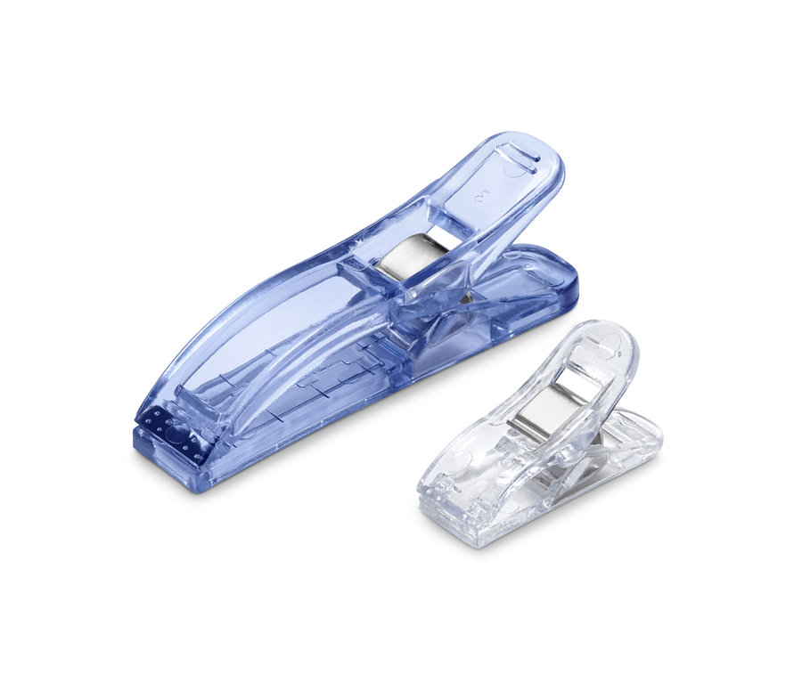 Dvě svorky na látky: jedna modrá, druhá čirá.