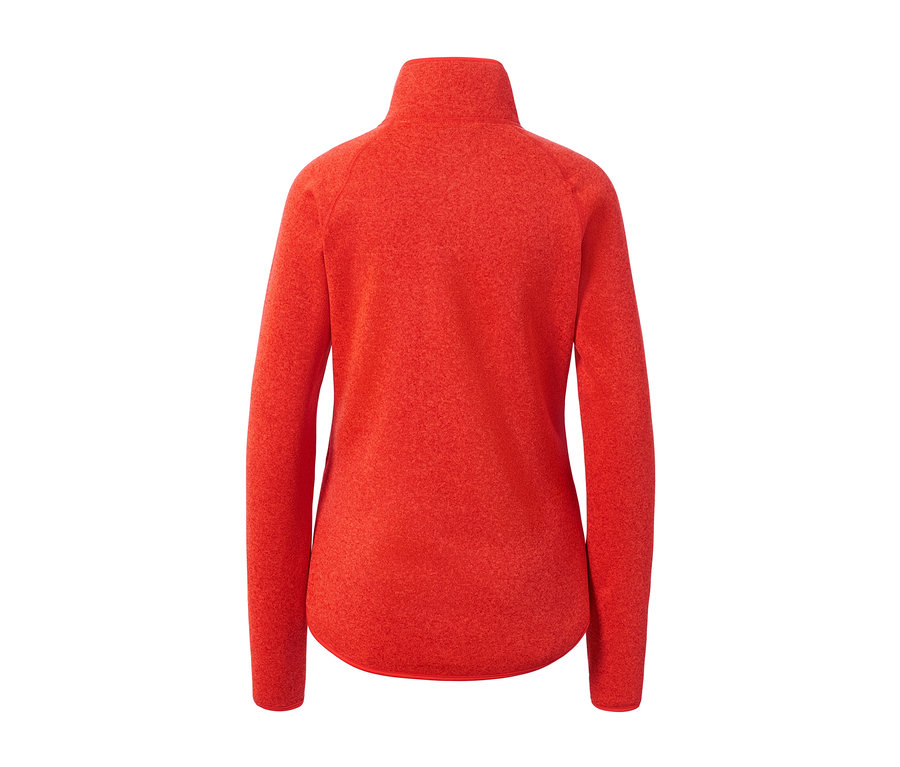 Zadní pohled na bundu z pleteného fleecu.